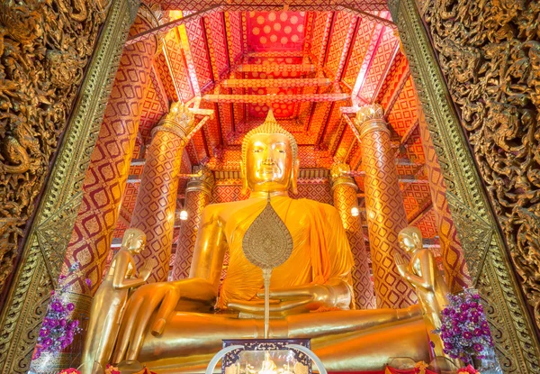 Wat Phanan Choeng Tapınağı'nda altın Buddha Statue — Stok fotoğraf