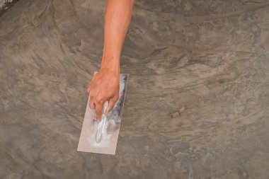 Çelik mala cilalı ıslak beton yüzey kalitesi için kullanarak ele