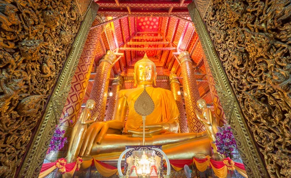 Statue de Bouddha d'or au temple Wat Phanan Choeng — Photo