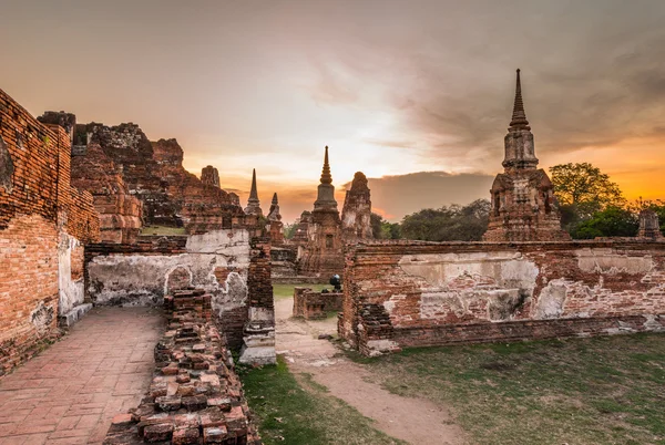 Oude Boeddha standbeeld en oude tempel architectuur — Stockfoto