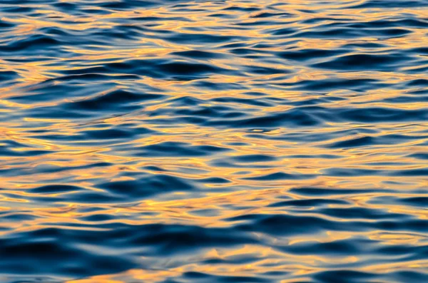 The water waves effect at sunset time — Stock Photo, Image