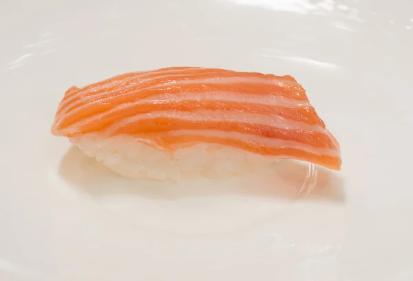 Японський класичний суші зі свіжої риби лосося — стокове фото