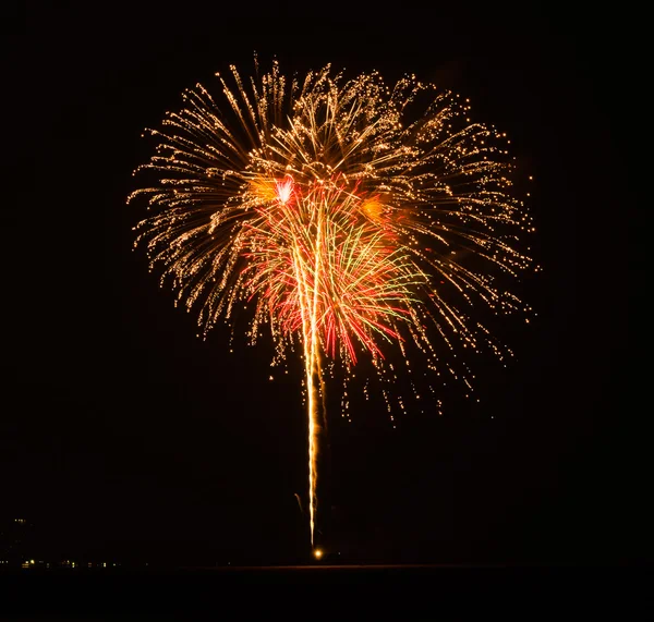 Fuegos artificiales en la noche — Foto de Stock