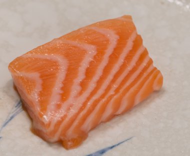 Klasik Japon suşi ile taze somon balık