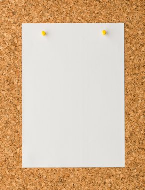 beyaz kağıt Not sayfası sarı itme ile pin cork board