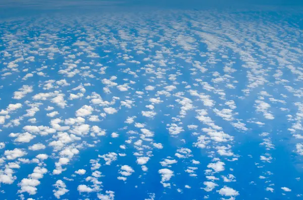 बादल के साथ सुंदर नीला आकाश — स्टॉक फ़ोटो, इमेज