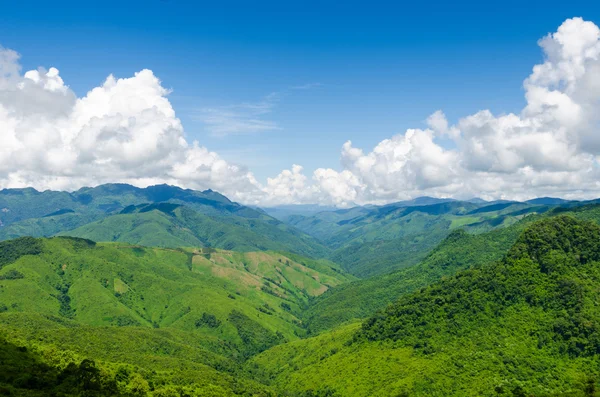 Green mountains and blue sky with clouds — Stock Photo, Image