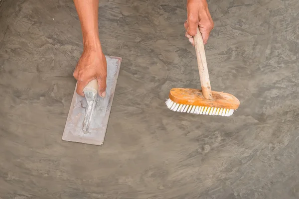 Mão usando espátula de aço para terminar superfície de concreto molhado polido — Fotografia de Stock