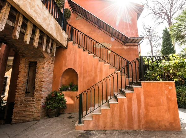 Escalier sur le bâtiment orange classique — Photo