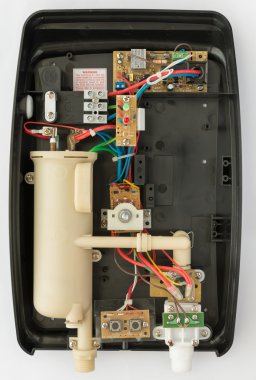 içinde elektrikli su ısıtıcı