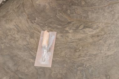 Çelik mala cilalı ıslak beton yüzey kalitesi için kullanarak ele
