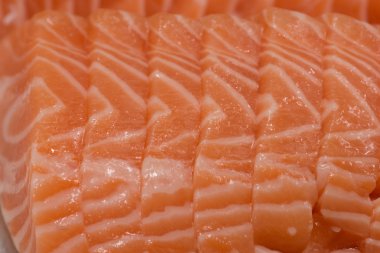 Taze somon suşi dilimlenmiş