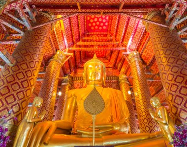 Wat Phanan Choeng Tapınağı'nda altın Buddha Statue