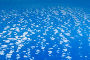 Bulutlu güzel mavi gökyüzü