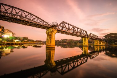 Ölüm demiryolu Köprüsü Kwai Nehri üzerinde