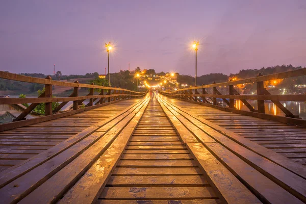 Träbro (Mon Bridge) i Sangkhlaburi District, Kanchanabur — Stockfoto