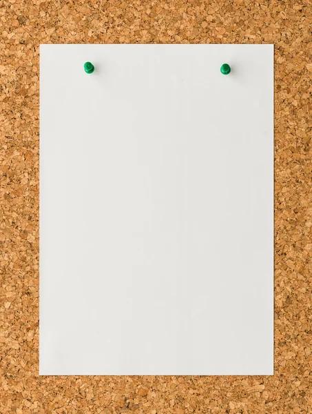 Beyaz kağıt Not yaprak yeşil itme ile pin cork board — Stok fotoğraf