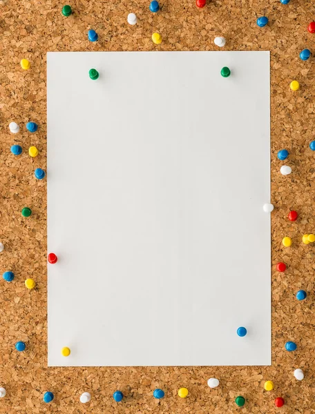 Beyaz kağıt Not sayfası mavi itme ile pin cork board — Stok fotoğraf