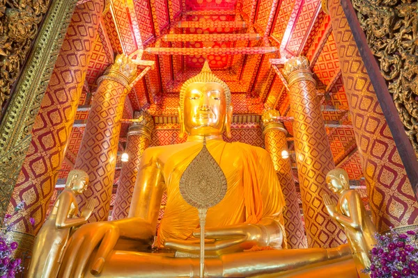 Estátua de Buda de Ouro no templo de Wat Phanan Choeng — Fotografia de Stock