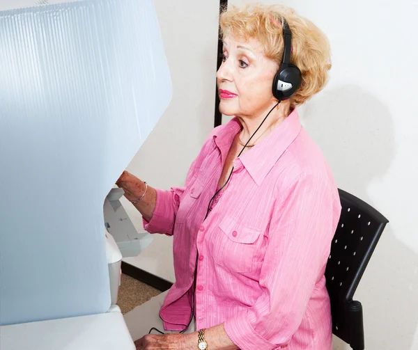 Mujer mayor vota — Foto de Stock