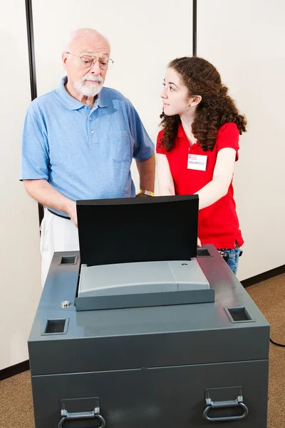 Jonge vrijwilliger helpt kiezer — Stockfoto