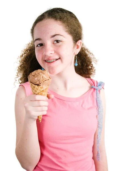 Νεαρό κορίτσι με παγωτό χωνάκι — Φωτογραφία Αρχείου