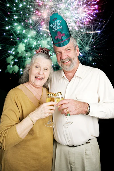 Senioren feiern Silvester - Feuerwerk — Stockfoto