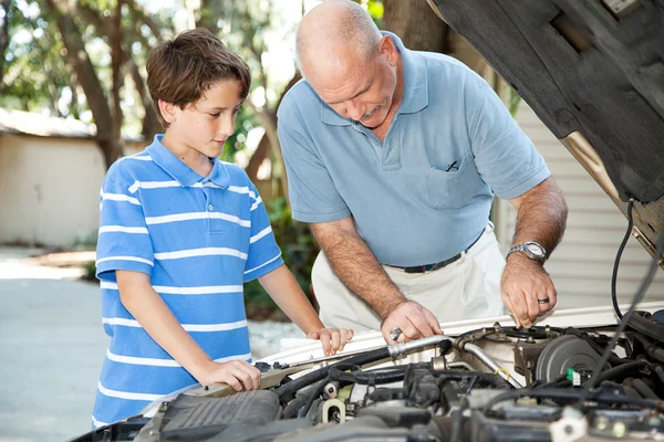 Vader en zoon Auto onderhoud — Stockfoto