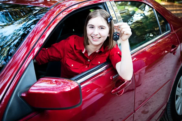 Подросток-водитель в новом автомобиле — стоковое фото