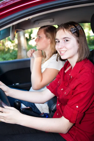 Ragazze adolescenti che guidano un'auto — Foto Stock