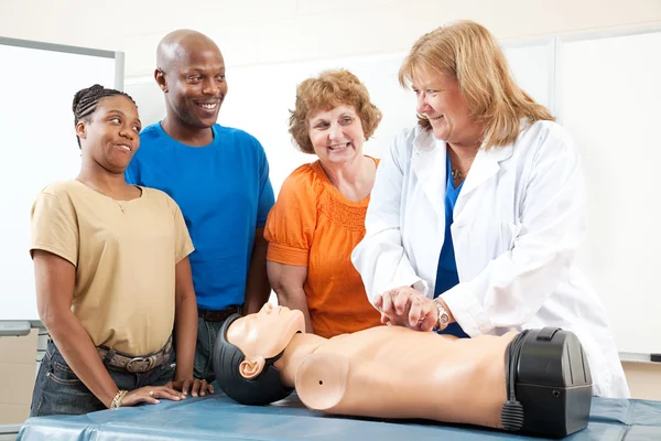 Clase de RCP de primeros auxilios para adultos — Foto de Stock