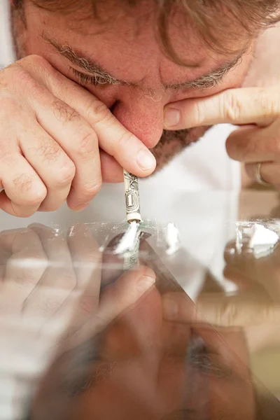 Sniffare cocaina — Foto Stock