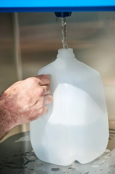 Caraffa di acqua di riempimento Foto Stock