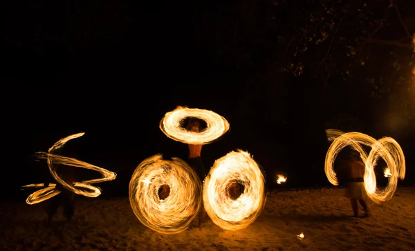 Spectacle de feu incroyable la nuit sur l'île samet, Thaïlande — Photo