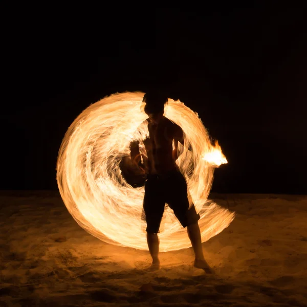 Spectacle de feu incroyable la nuit sur l'île samet, Thaïlande — Photo