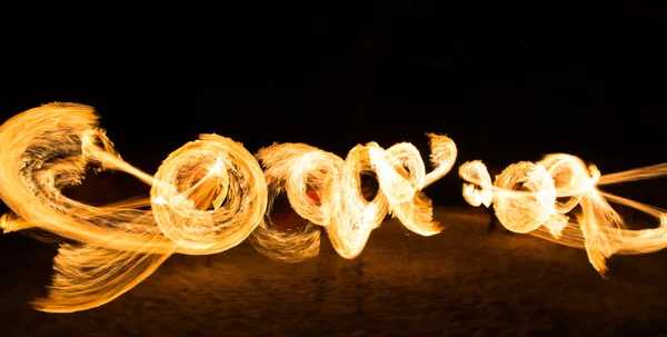 Espantoso Show de Fogo à noite na Ilha Samet, Tailândia — Fotografia de Stock