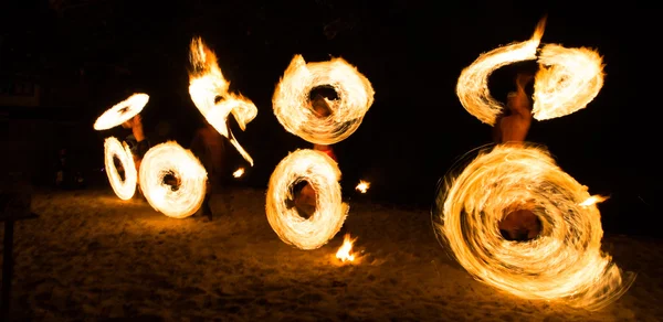 Espantoso Show de Fogo à noite na Ilha Samet, Tailândia — Fotografia de Stock