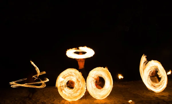 Spectacle de feu incroyable la nuit sur l'île samet, Thaïlande — Photo