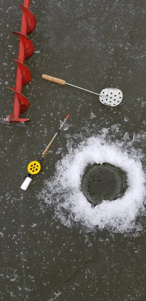 寒い中での氷釣り — ストック写真