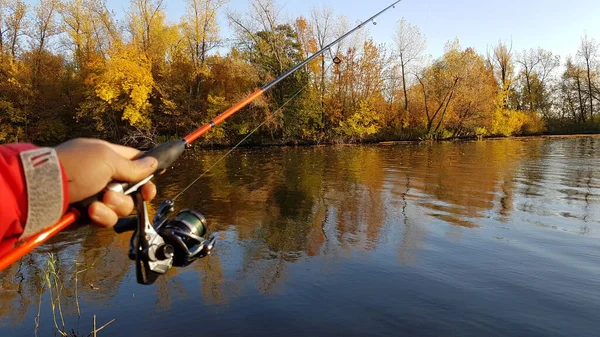 川で回転させるための釣り — ストック写真