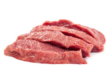 Beyaz arka planda taze çiğ et.