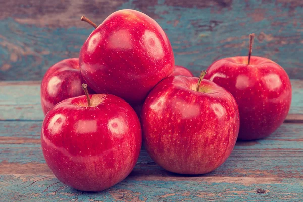 Frische rote Äpfel auf Holzbrettern. — Stockfoto