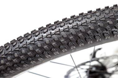 Beyaz arka planda bisiklet tekerleği.