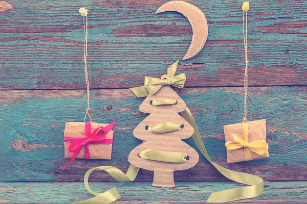 Decoraciones navideñas con abeto, bolas y regalos —  Fotos de Stock