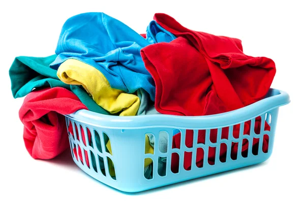 Plastový Prádelní koš s oděvy. — Stock fotografie