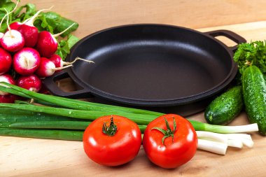 Taze sebze ve bir tahta üzerinde tava