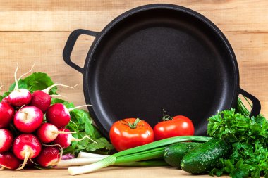 Taze sebze ve bir tahta üzerinde tava