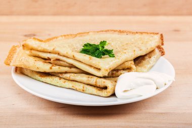 Ekşi krema bir kase ile Pancakes