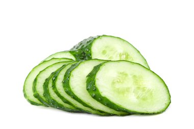 Beyaz arkaplanda taze salatalık.