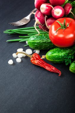 Siyah arka planda taze sebzeler